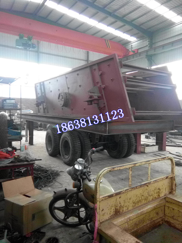 流動石頭粉碎機(jī)—振動篩生產(chǎn)加工現(xiàn)場